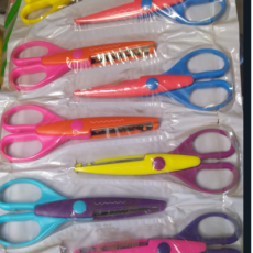 Tijera de manualidades en forma cerrucho